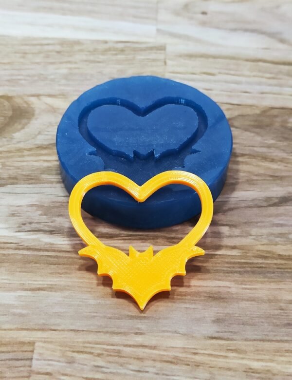 Stampo in silicone Cuore con Pipistrello per creazioni in resina e fimo - immagine 3