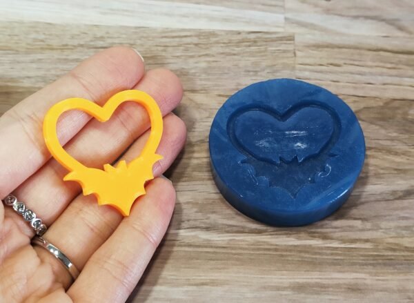Stampo in silicone Cuore con Pipistrello per creazioni in resina e fimo - immagine 5