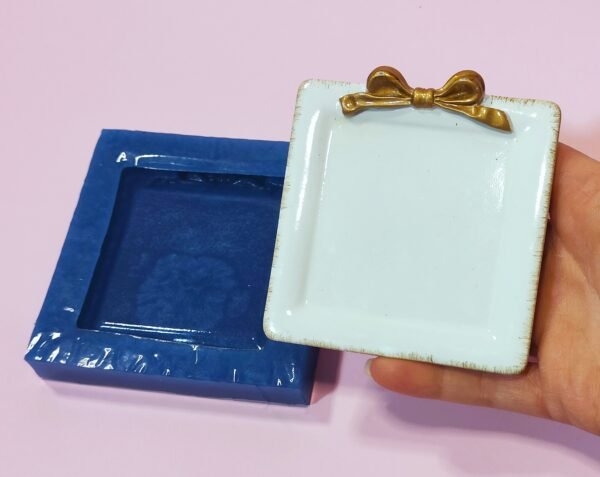 Stampo in silicone Piattino Quadrato con Fiocco per creazioni in resina e gesso