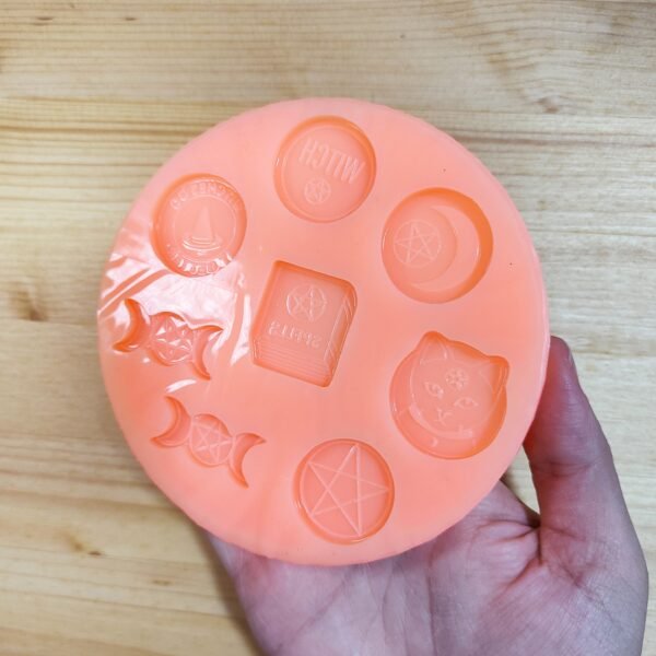 Stampo in silicone simboli esoterici Wicca 8pz per creazioni in resina e paste polimeriche - immagine 9
