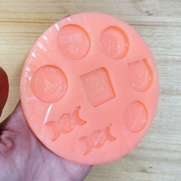 Stampo in silicone simboli esoterici Wicca 8pz per creazioni in resina e paste polimeriche - immagine 10