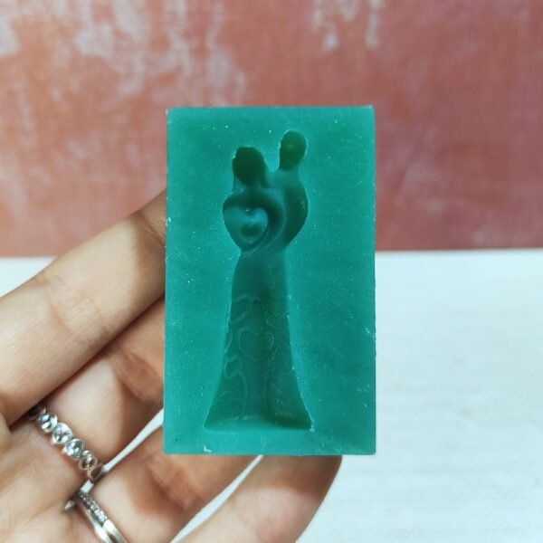 Stampo Coppia di Sposi stilizzati in silicone 4 CM per creazioni in resina, gesso, cera, paste polimeriche e sapone - immagine 4