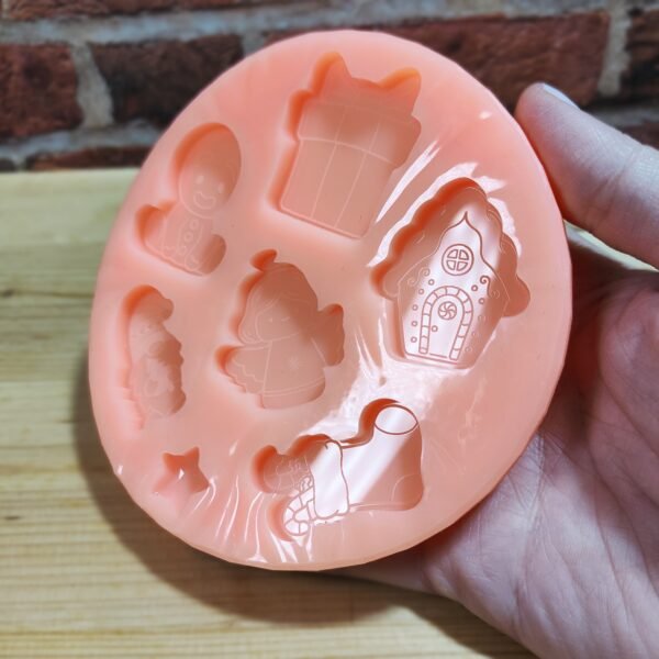 Stampo in silicone Natale 6 Soggetti 4 cm Gnomo, Calza, Angelo, Regalo, Casetta, Omino per creazioni in resina e fimo - immagine 3