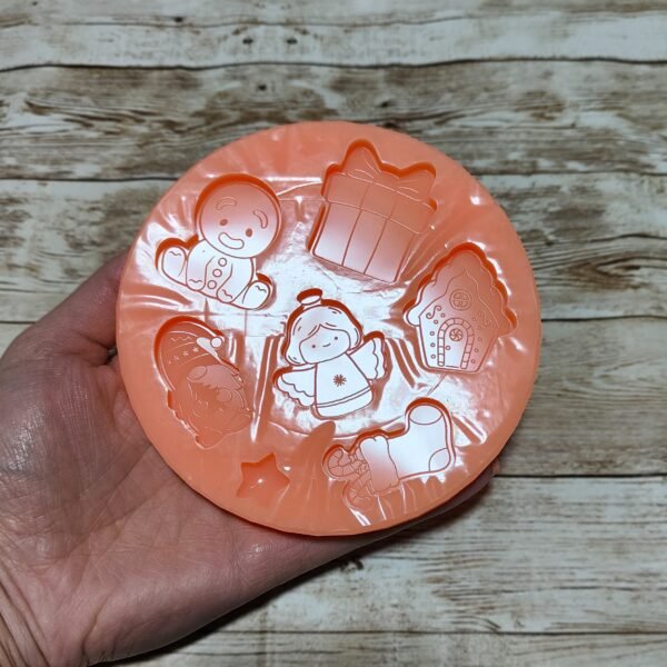 Stampo in silicone Natale 6 Soggetti 4 cm Gnomo, Calza, Angelo, Regalo, Casetta, Omino per creazioni in resina e fimo - immagine 4