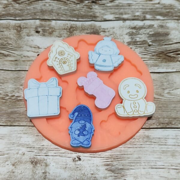 Stampo in silicone Natale 6 Soggetti 4 cm Gnomo, Calza, Angelo, Regalo, Casetta, Omino per creazioni in resina e fimo - immagine 6