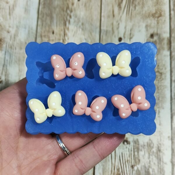 Stampo Fiocchetti 2cm 5pz in silicone per creazioni in resina, gesso, sapone, cera e paste polimeriche