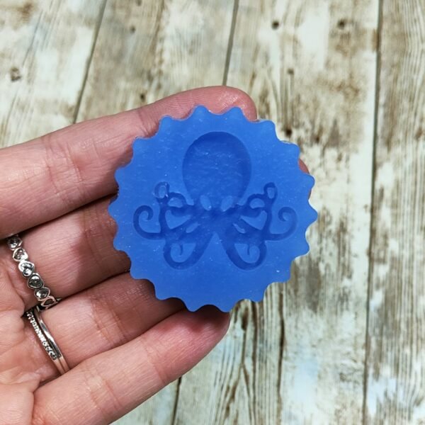 Stampo Polpo 4x3 cm in silicone per creazioni in resina, gesso, paste polimeriche, sapone e cera - immagine 3