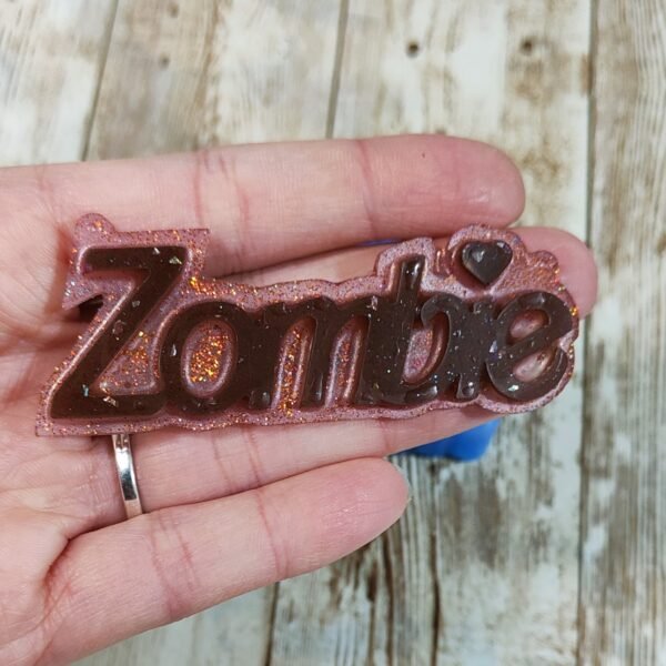 Stampo Zombie scritta in silicone 3x8cm per creazioni in resina, gesso, sapone, cera e paste polimeriche - immagine 4