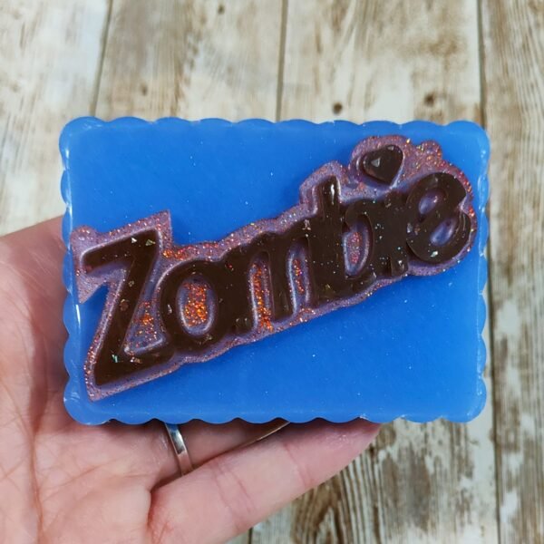 Stampo Zombie scritta in silicone 3x8cm per creazioni in resina, gesso, sapone, cera e paste polimeriche - immagine 5