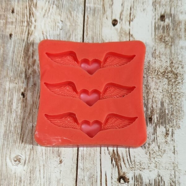 Stampo Ali con cuore 5cm 3pz in silicone per creazioni in resina, gesso, sapone, cera e paste polimeriche - immagine 2