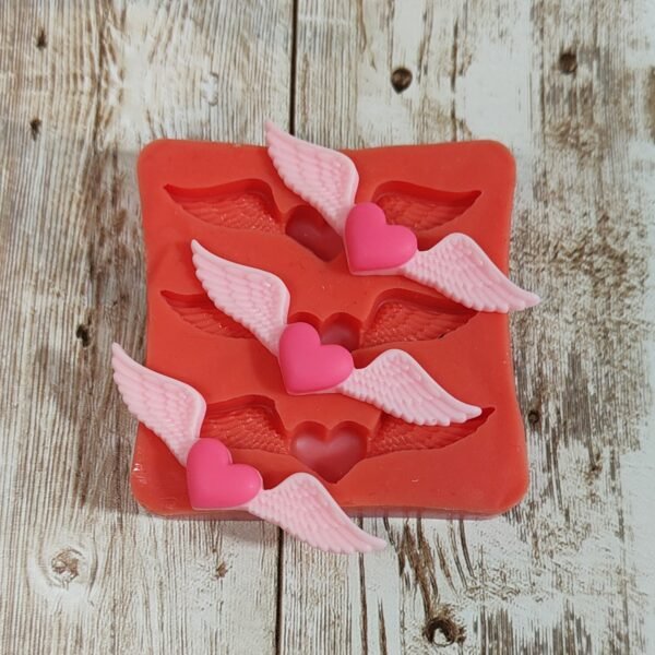Stampo Ali con cuore 5cm 3pz in silicone per creazioni in resina, gesso, sapone, cera e paste polimeriche - immagine 3