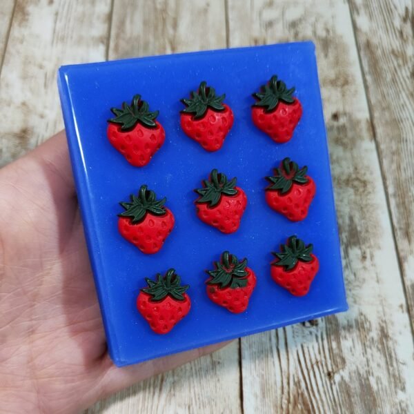 Stampo Fragole 9pz 2cm in silicone per creazioni in resina, gesso, sapone, cera e paste polimeriche - immagine 2