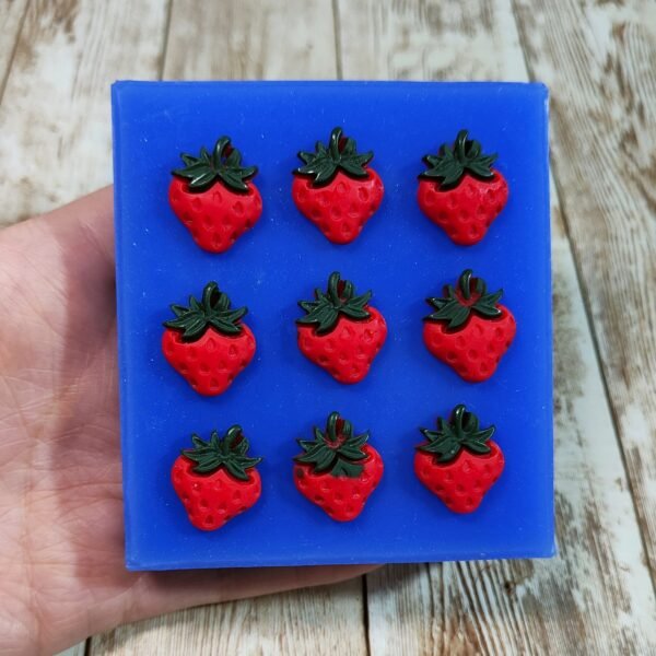 Stampo Fragole 9pz 2cm in silicone per creazioni in resina, gesso, sapone, cera e paste polimeriche - immagine 3