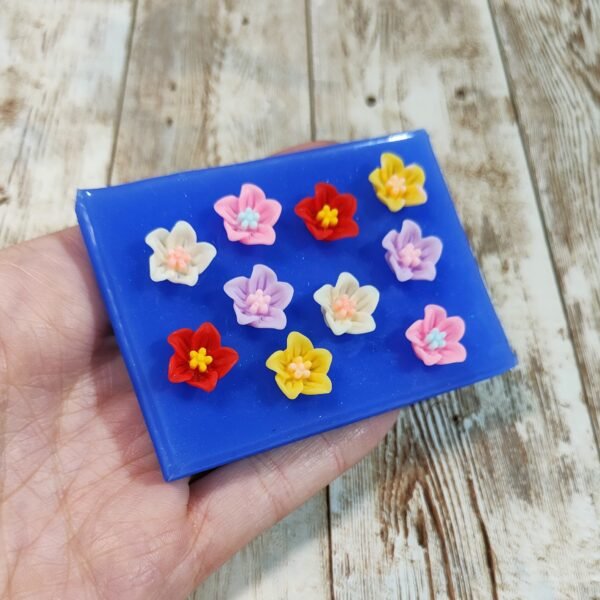 Stampo Fiori di Giglio 3D 10pz 2cm in silicone per creazioni in resina, gesso, sapone, cera e paste polimeriche - immagine 3