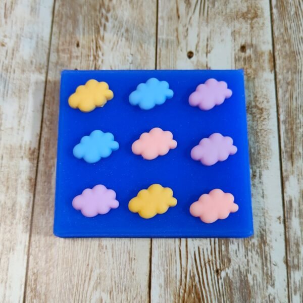 Stampo Nuvole 9pz 2cm in silicone per creazioni in resina, gesso, sapone, cera e paste polimeriche - immagine 2