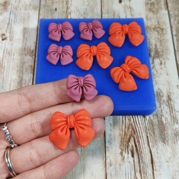 Stampo Fiocchetti 8pz 2-3cm in silicone per creazioni in resina, gesso, sapone, cera e paste polimeriche