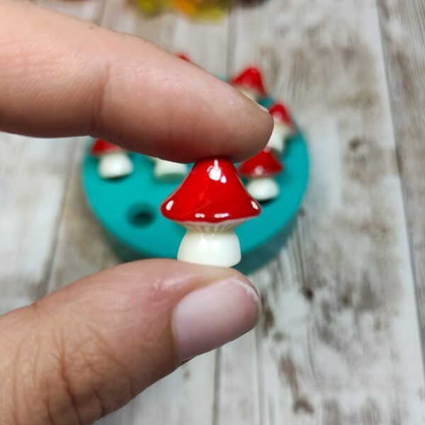 Stampo Funghi 3D 10pz 1,5x2cm in silicone per creazioni in resina, gesso, paste polimeriche, sapone e cera - immagine 3