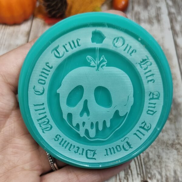 Stampo Mela avvelenata con frase 7cm in silicone per creazioni in resina, gesso, sapone, cera e paste polimeriche