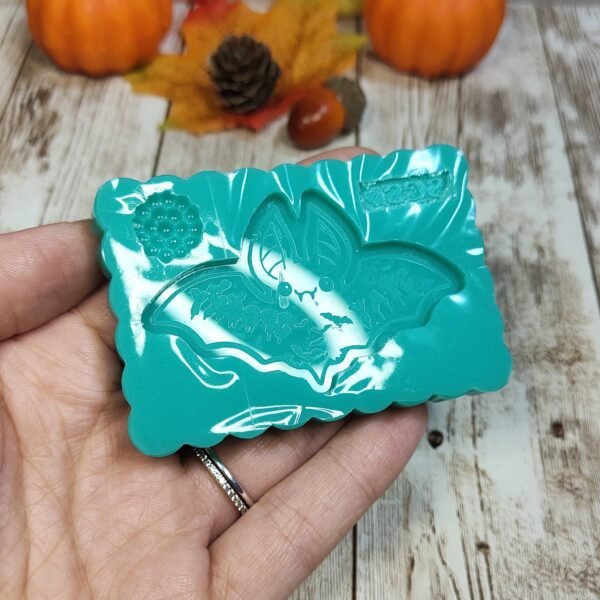 Stampo Pipistrello con scritta Stay Spooky in silicone 5cm per creazioni in resina, gesso, paste polimeriche, sapone e cera - immagine 3