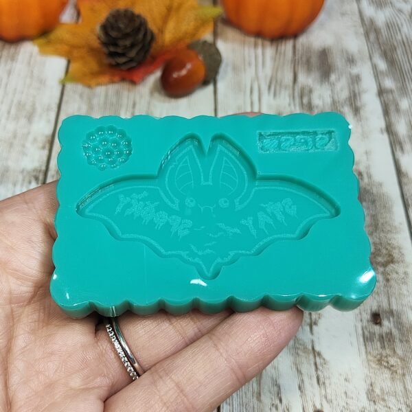 Stampo Pipistrello con scritta Stay Spooky in silicone 5cm per creazioni in resina, gesso, paste polimeriche, sapone e cera - immagine 4