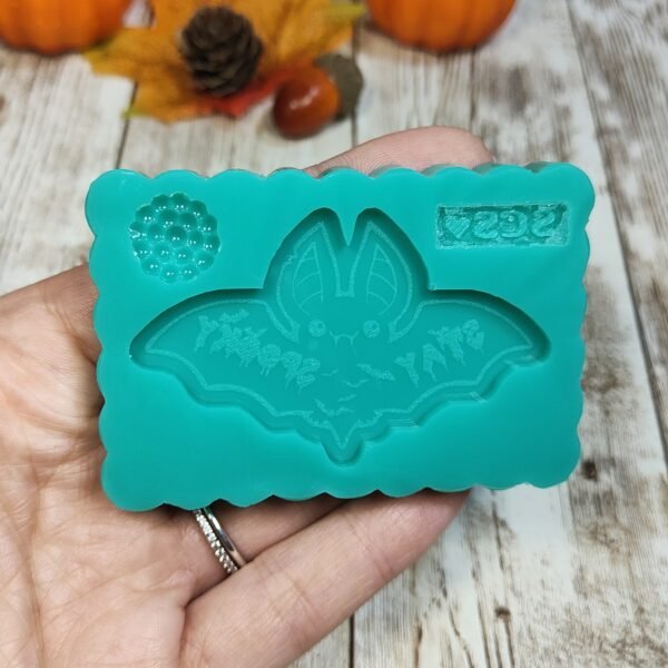 Stampo Pipistrello con scritta Stay Spooky in silicone 5cm per creazioni in resina, gesso, paste polimeriche, sapone e cera - immagine 5