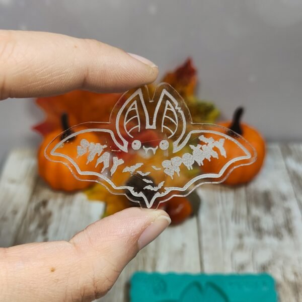 Stampo Pipistrello con scritta Stay Spooky in silicone 5cm per creazioni in resina, gesso, paste polimeriche, sapone e cera - immagine 6