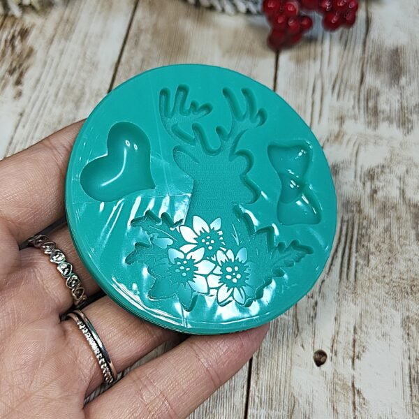 Stampo Renna Natalizia con Stelle di Natale 6cm in silicone per creazioni in resina, gesso, paste polimeriche, sapone e cera - immagine 3