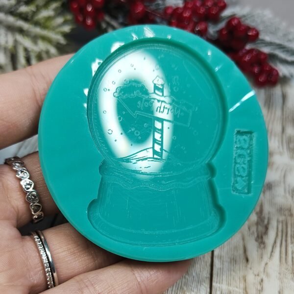 Stampo Globo di Neve Natale Insegna Polo Nord 6cm in silicone per creazioni in resina, gesso, sapone, paste polimeriche e cera - immagine 4