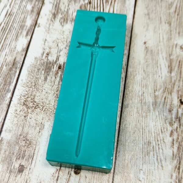 Stampo in silicone Spada con stemma reale per creazioni in resina e fimo - immagine 2