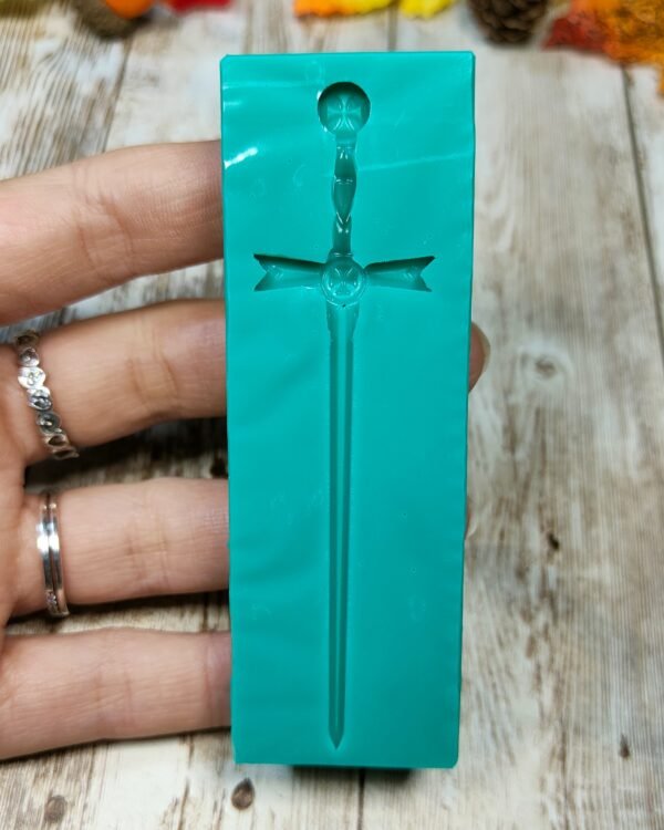 Stampo in silicone Spada con stemma reale per creazioni in resina e fimo