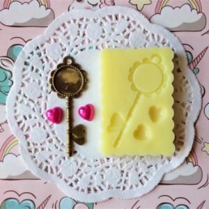 Stampo in silicone Chiave cammeo con cuori per creazioni in resina e fimo