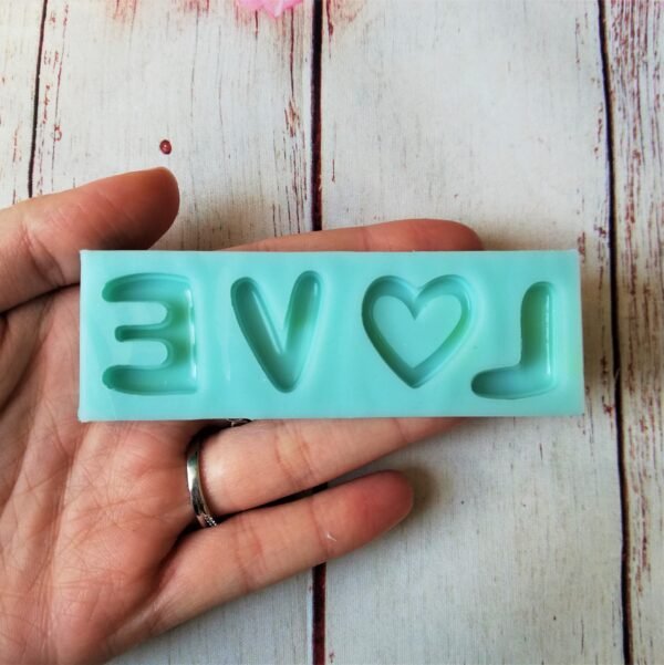 Stampo in silicone Scritta LOVE biscotto con cuore, per creazioni in resina e fimo - immagine 3