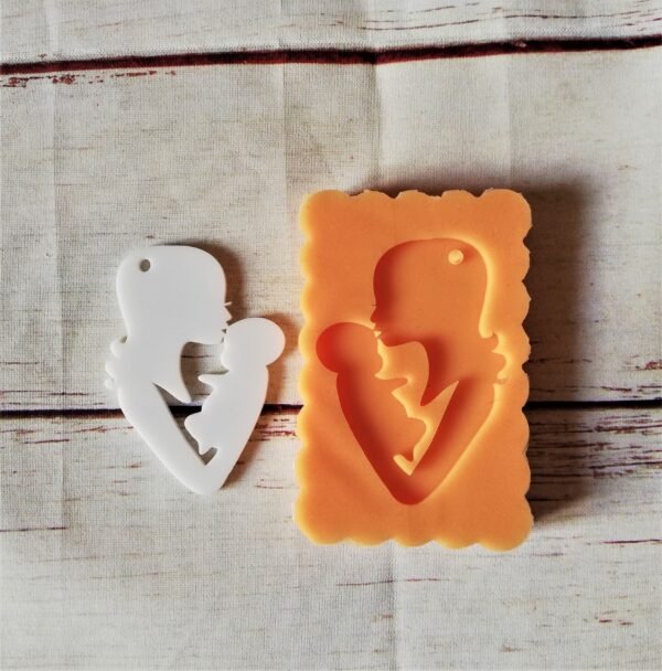 Stampo Mamma e figlio nascita 4cm in silicone per creazioni in resina, gesso, sapone, cera e paste polimeriche - immagine 3