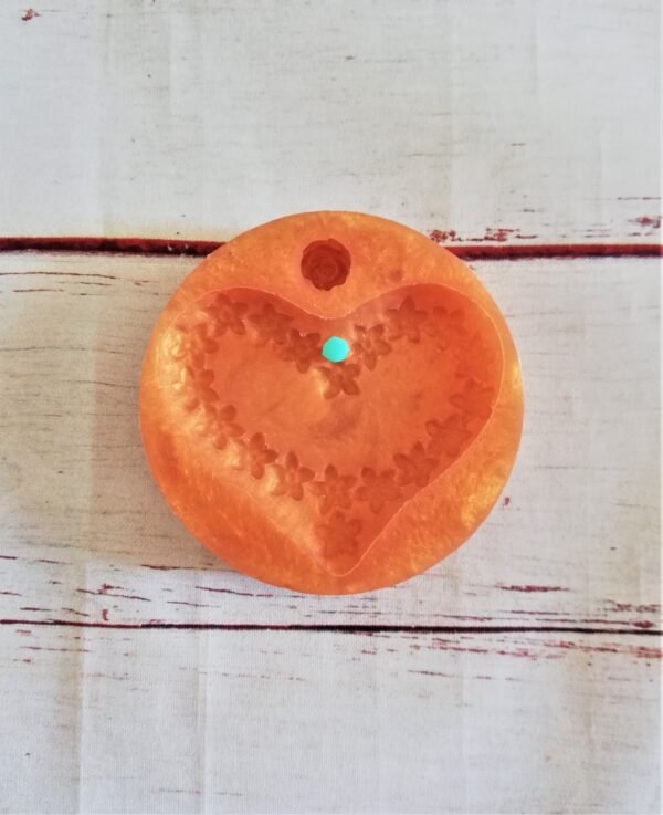 Stampo in silicone Cuore con ghirlanda di fiori per creazioni in resina e fimo - immagine 2