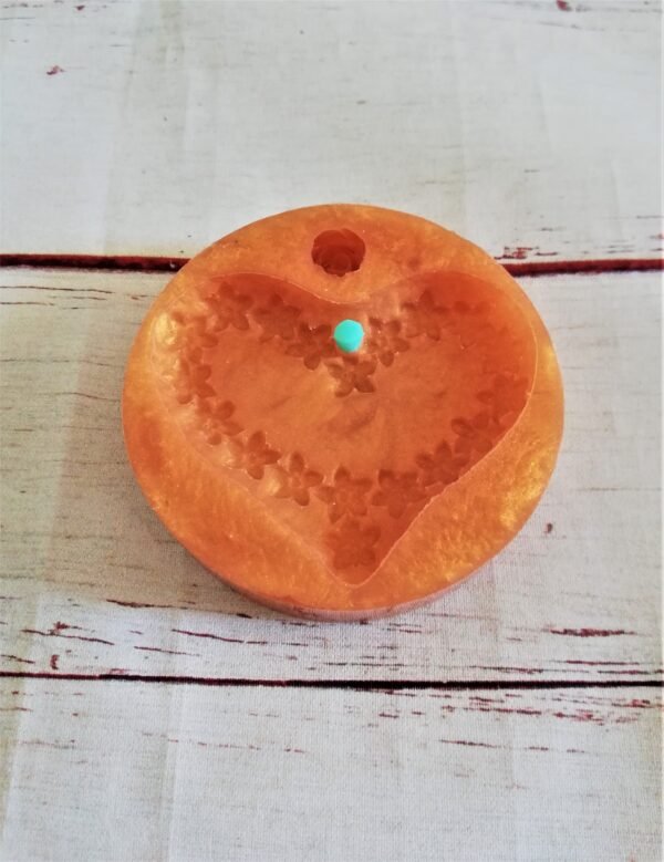 Stampo in silicone Cuore con ghirlanda di fiori per creazioni in resina e fimo - immagine 3