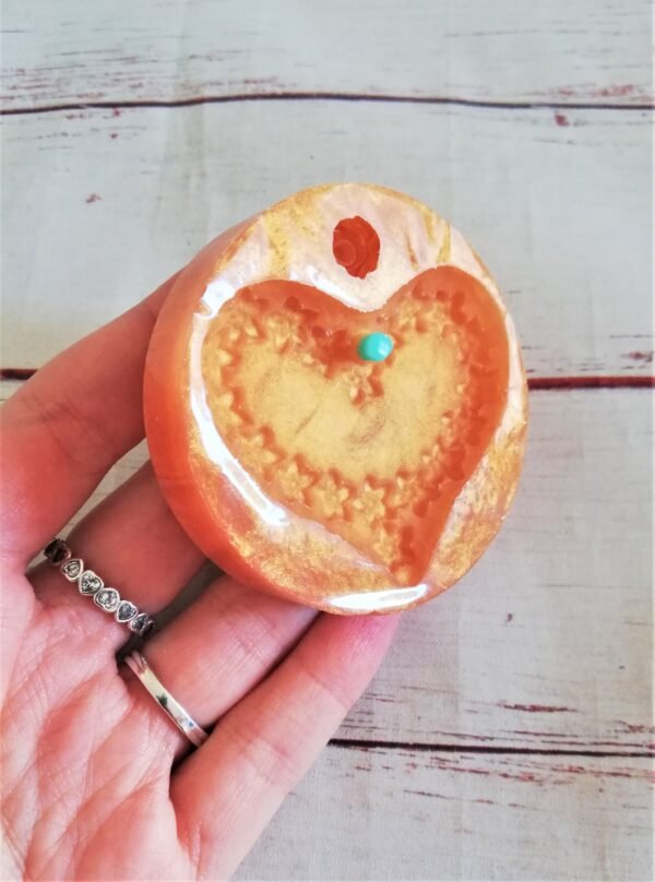 Stampo in silicone Cuore con ghirlanda di fiori per creazioni in resina e fimo - immagine 5