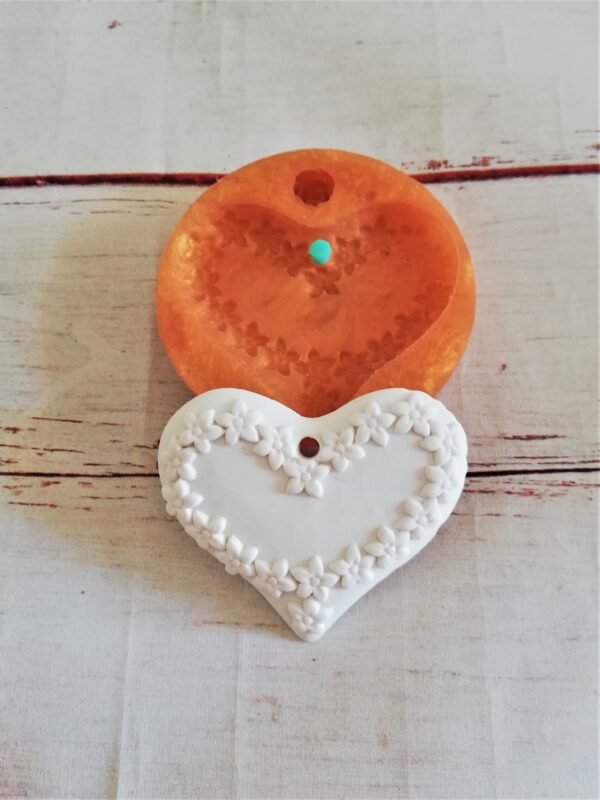Stampo in silicone Cuore con ghirlanda di fiori per creazioni in resina e fimo - immagine 6