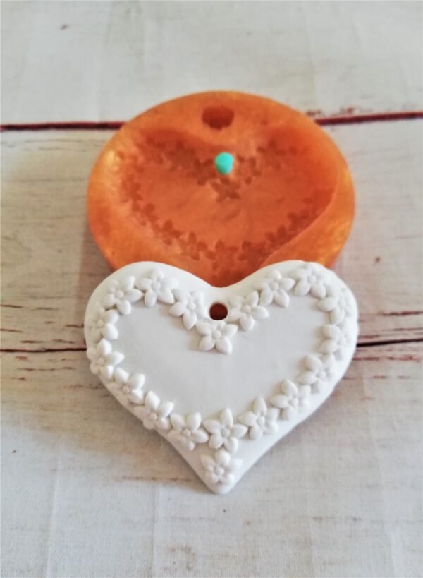 Stampo in silicone Cuore con ghirlanda di fiori per creazioni in resina e fimo - immagine 7