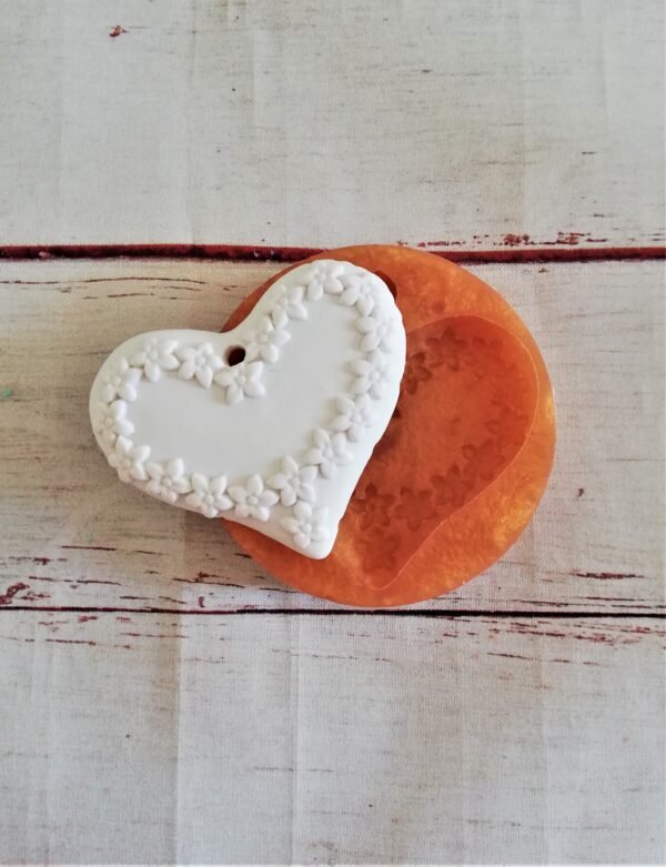 Stampo in silicone Cuore con ghirlanda di fiori per creazioni in resina e fimo - immagine 8