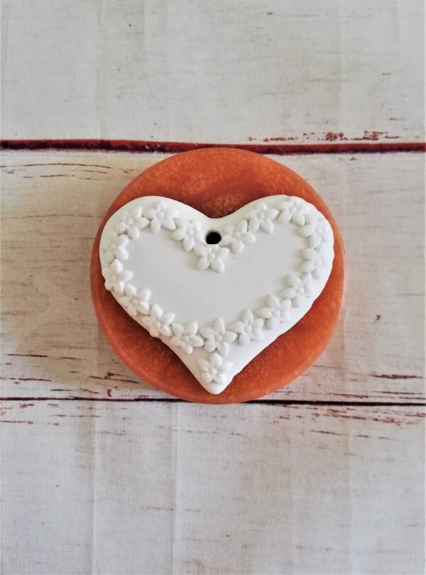 Stampo in silicone Cuore con ghirlanda di fiori per creazioni in resina e fimo - immagine 9