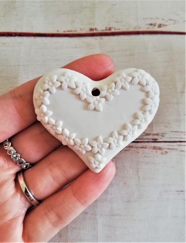 Stampo in silicone Cuore con ghirlanda di fiori per creazioni in resina e fimo - immagine 10