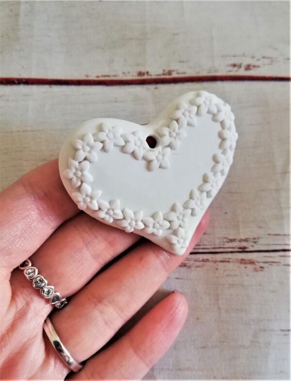 Stampo in silicone Cuore con ghirlanda di fiori per creazioni in resina e fimo - immagine 11