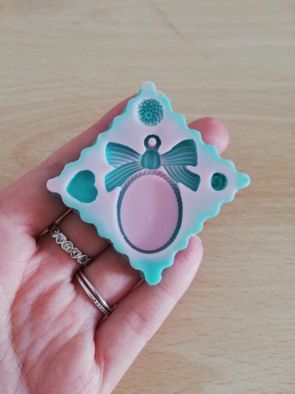 Stampo Base Cameo con fiocco in silicone per creazioni in resina e fimo