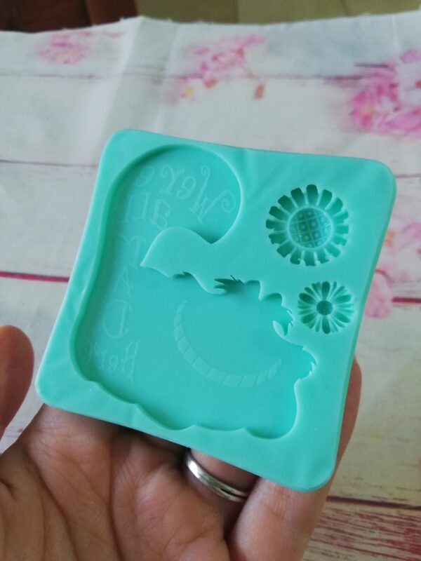 Stampo in silicone Stregatto con scritta "We're all mad here" per creazioni in resina e fimo - immagine 5