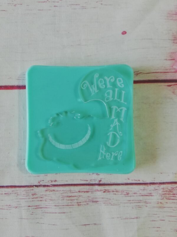 Stampo in silicone Stregatto con scritta "We're all mad here" per creazioni in resina e fimo - immagine 8