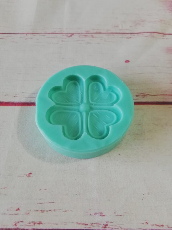 Stampo in silicone Quadrifoglio con texture per creazioni in resina e fimo - immagine 3