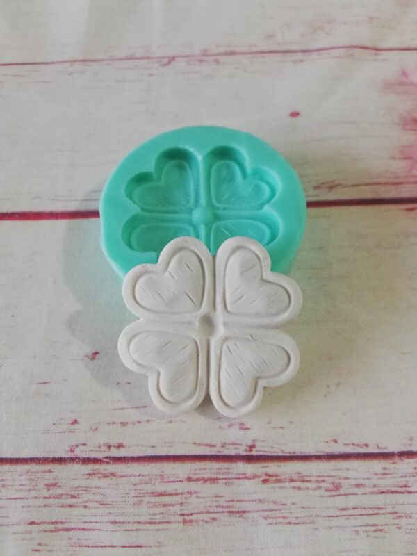 Stampo in silicone Quadrifoglio con texture per creazioni in resina e fimo - immagine 4