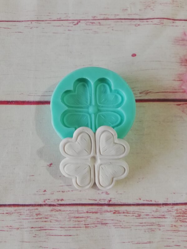 Stampo in silicone Quadrifoglio con texture per creazioni in resina e fimo - immagine 5