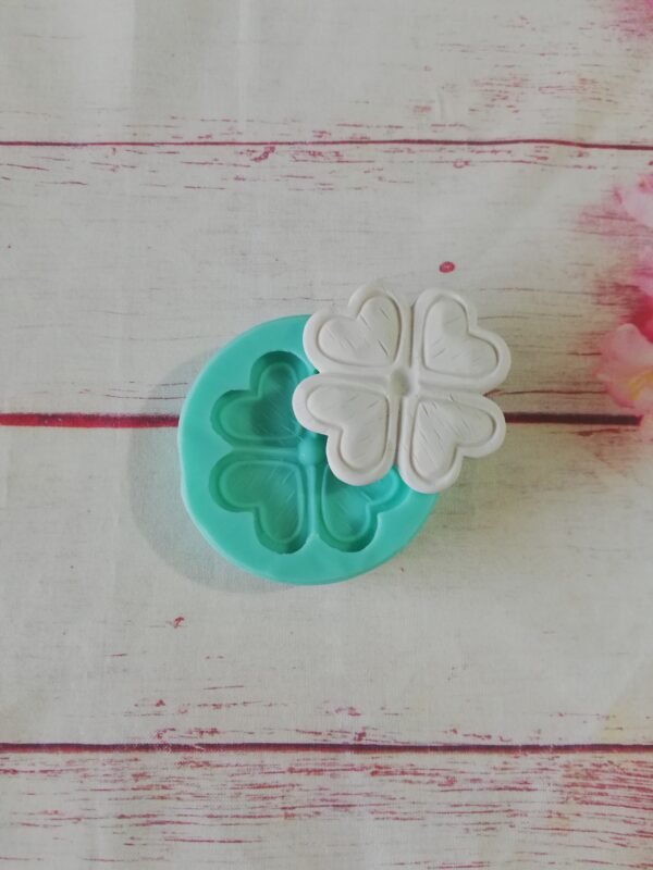 Stampo in silicone Quadrifoglio con texture per creazioni in resina e fimo - immagine 7