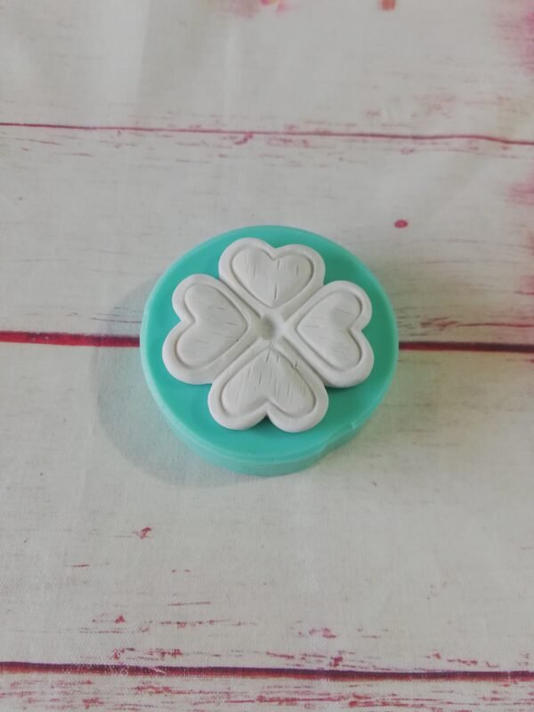 Stampo in silicone Quadrifoglio con texture per creazioni in resina e fimo - immagine 9